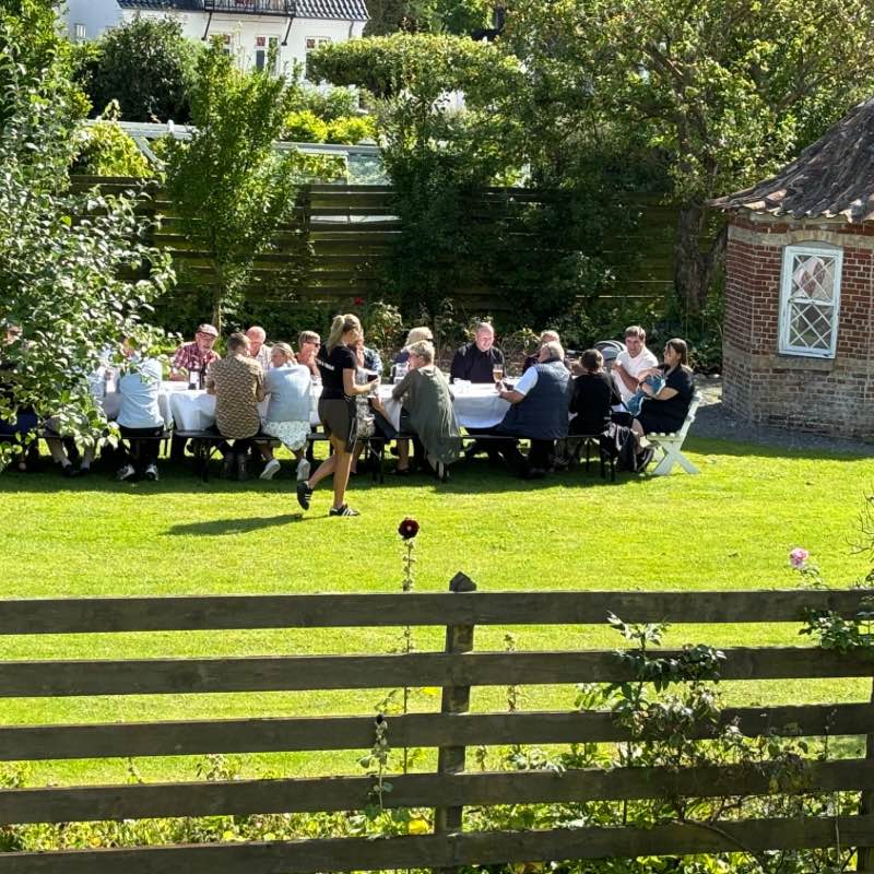 Langbordmiddag i haven på Købmandsgården Ballen Samsø