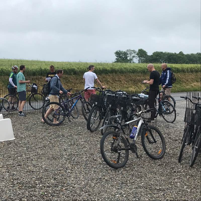 Drengegruppe på cykeltur